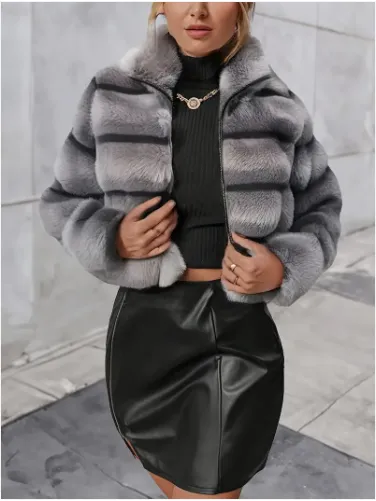 Alejandra - jacket in faux fur with zip fastening