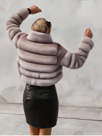 Alejandra - jacket in faux fur with zip fastening