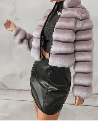 Alejandra - jacket in faux fur with zip fastening
