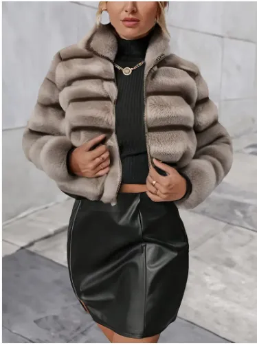 Alejandra - jacket in faux fur with zip fastening