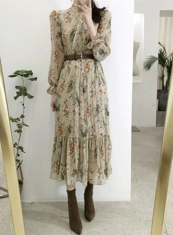 BerryBetty - Elegant V-Neck Floral Printed Flare Sleeve Dress