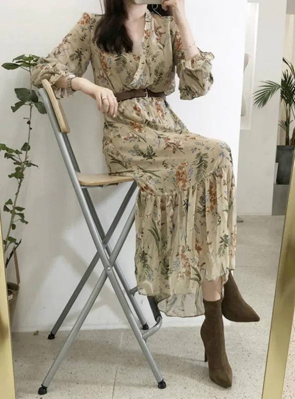 BerryBetty - Elegant V-Neck Floral Printed Flare Sleeve Dress