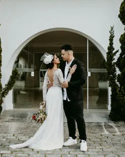 Elegant Lace Long Sleeve Wedding Dresses with V-Neckline Sexy Sheath Bridal Gowns 2021