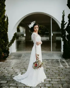 Elegant Lace Long Sleeve Wedding Dresses with V-Neckline Sexy Sheath Bridal Gowns 2021