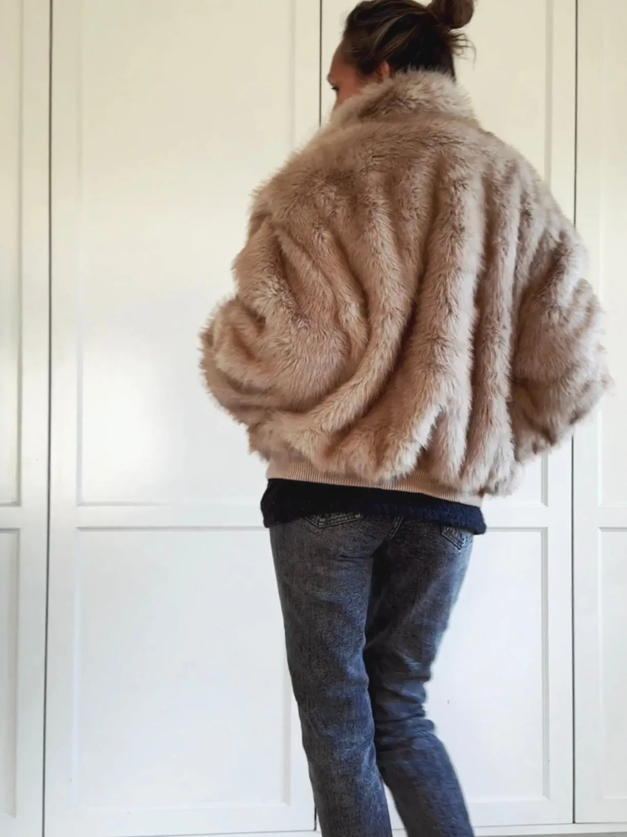 FAUX FUR SHORT JACKET - BEIGE