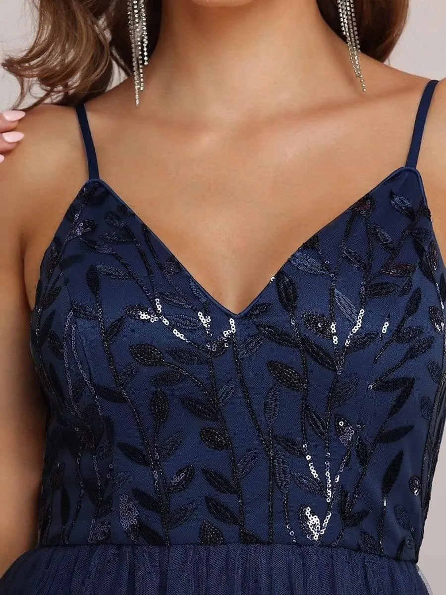 Robe de Bal en tulle à col en V et bretelles minces brodées au sol
