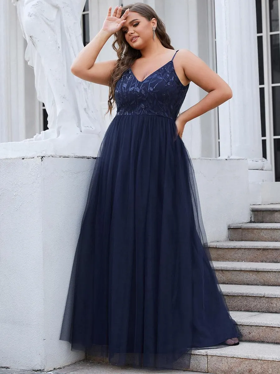 Robe de Bal en tulle à col en V et bretelles minces brodées au sol
