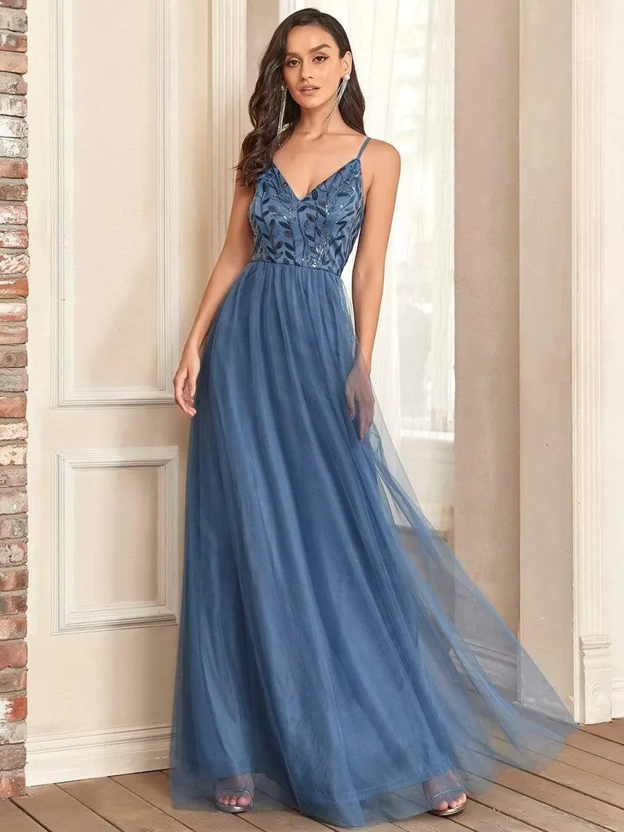 Robe de Bal en tulle à col en V et bretelles minces brodées au sol