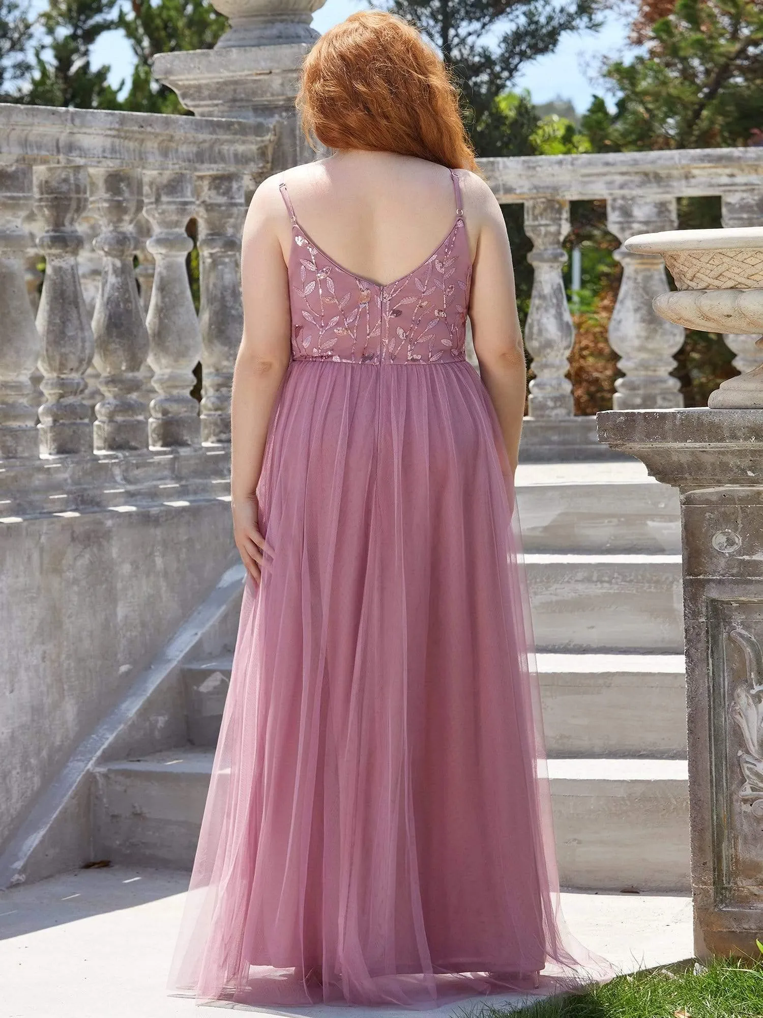 Robe de Bal en tulle à col en V et bretelles minces brodées au sol