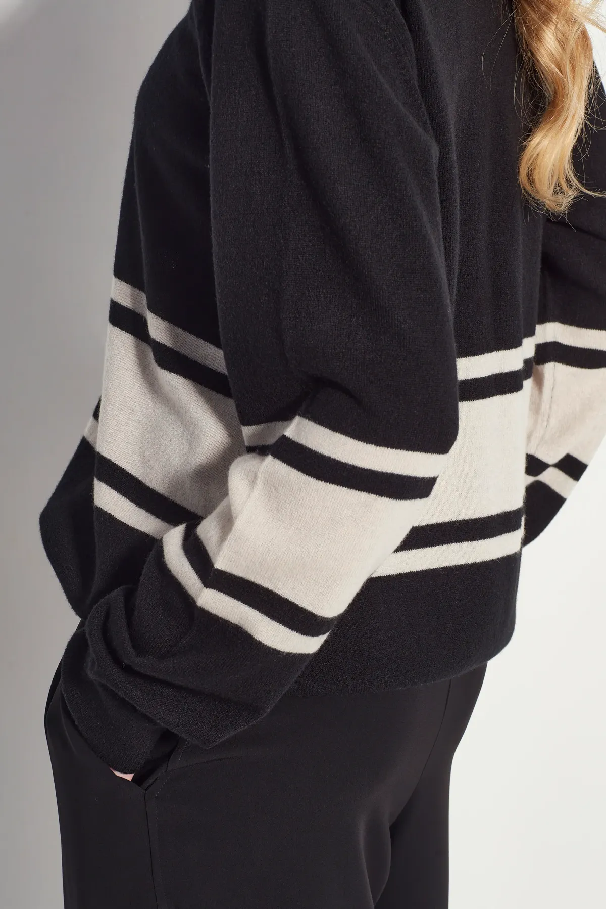 STRIPE CREW SWEATER