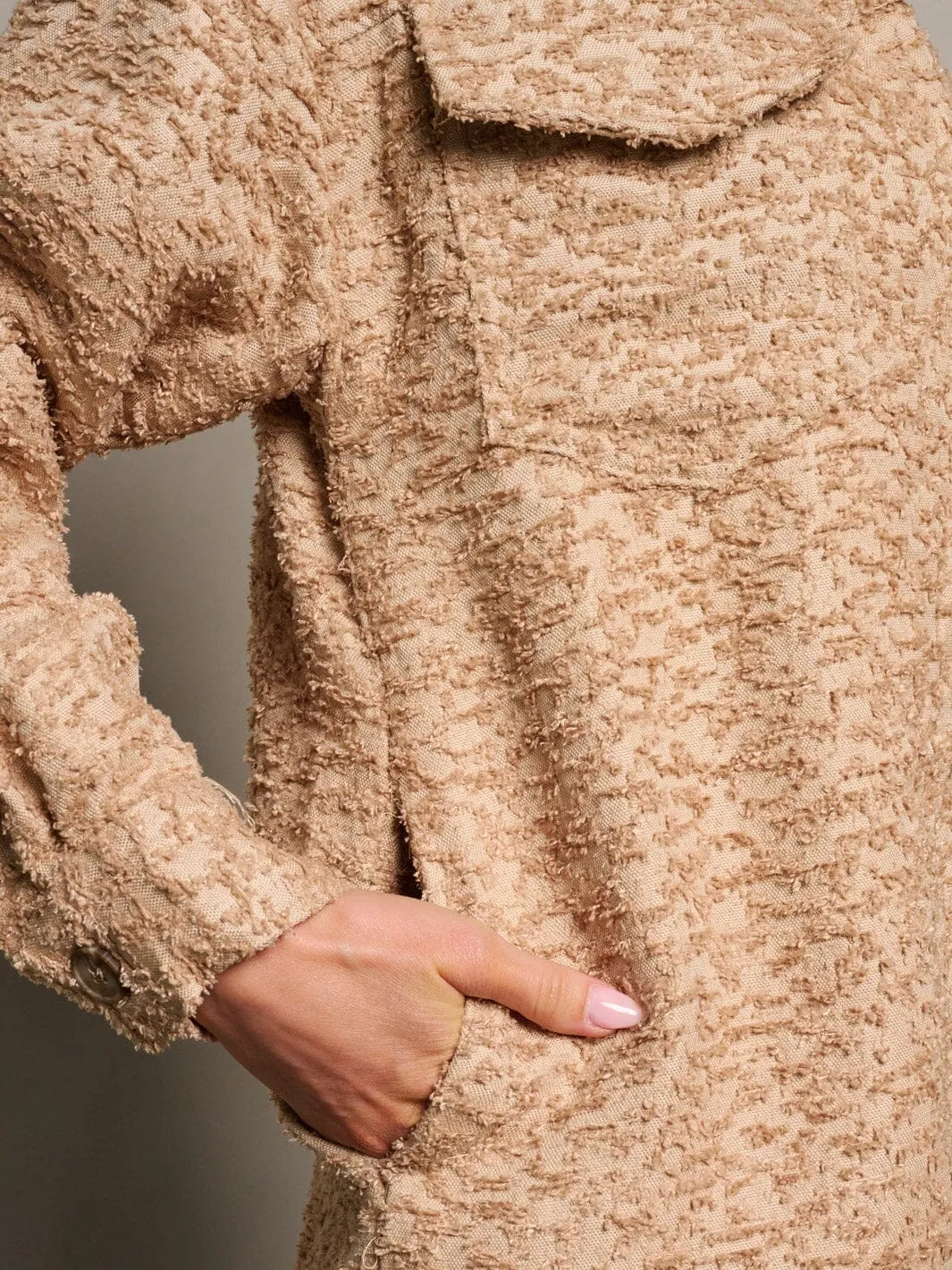 WOMEN'S LONG SLEEVE BUTTON CLOSURE POCKETS FUZZY DETAILED JACKET