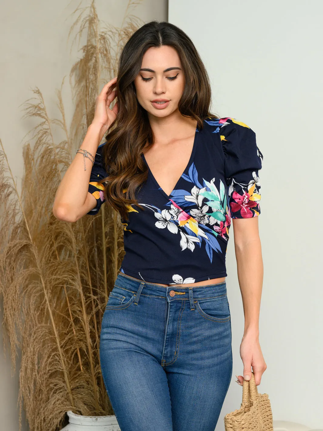 WOMEN'S SHORT PUFF SLEEVE SURPLICE TOP
