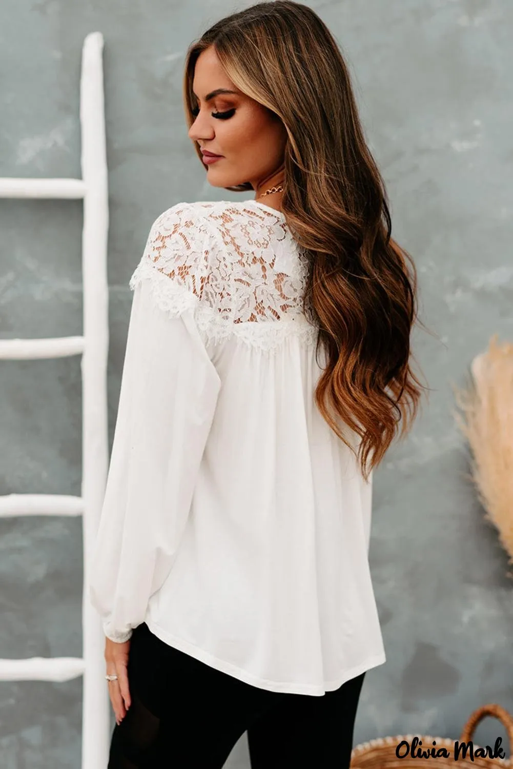 Xieyinshe - White long sleeve top with lace details